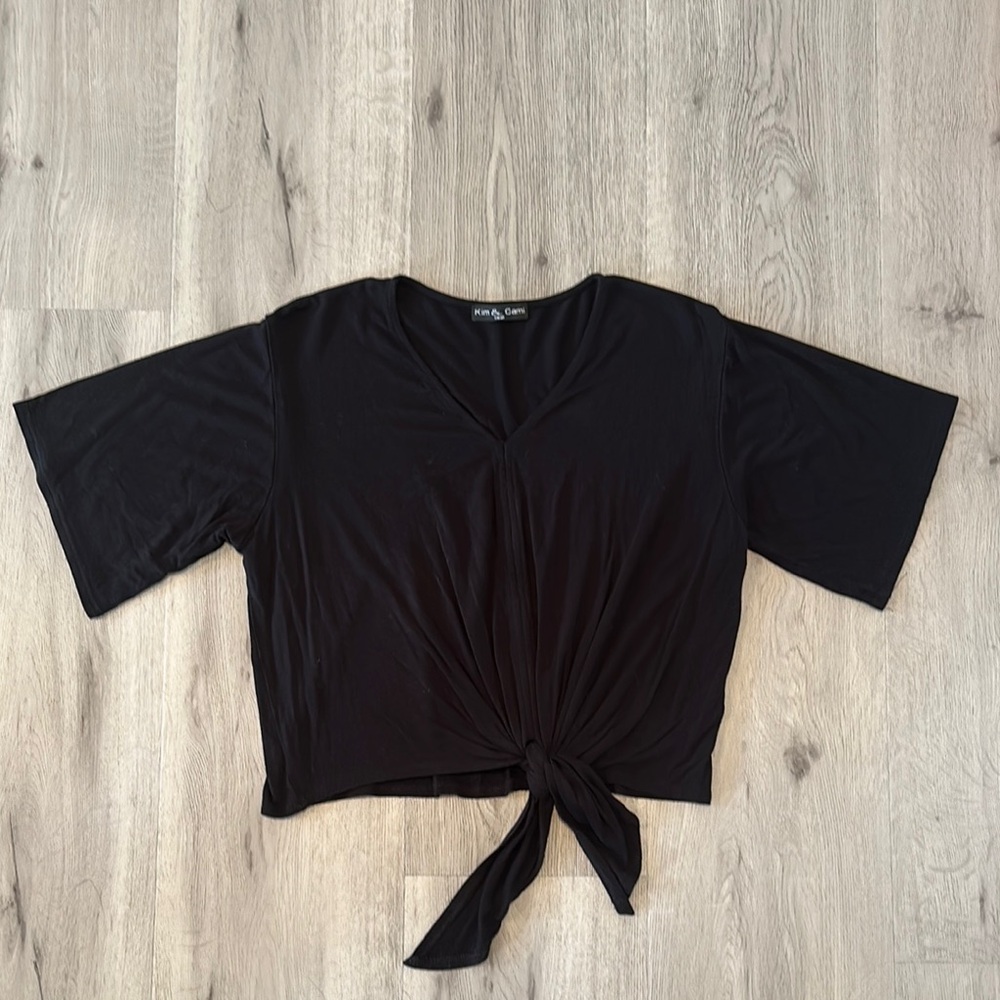 Kim & Cami Black Knot Front Top S